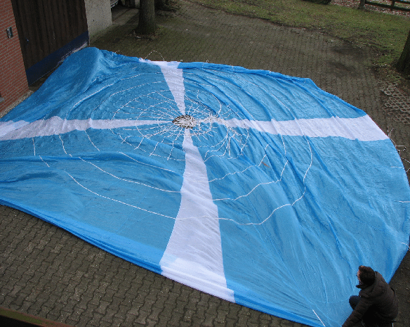 Fallschirm Blau - Wei